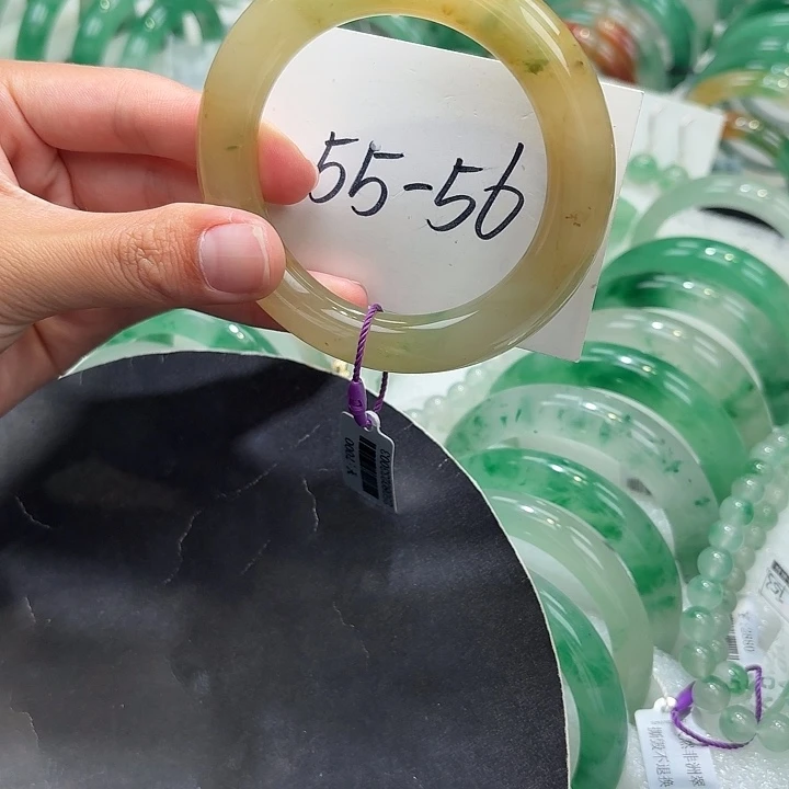 未镶嵌手镯石英质玉（非洲翠）