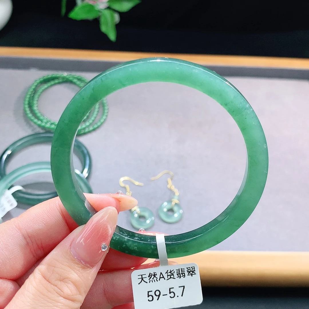 未镶嵌手镯（圆镯）翡翠