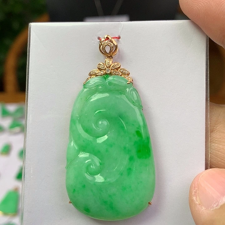 翡翠18K金镶嵌颈饰