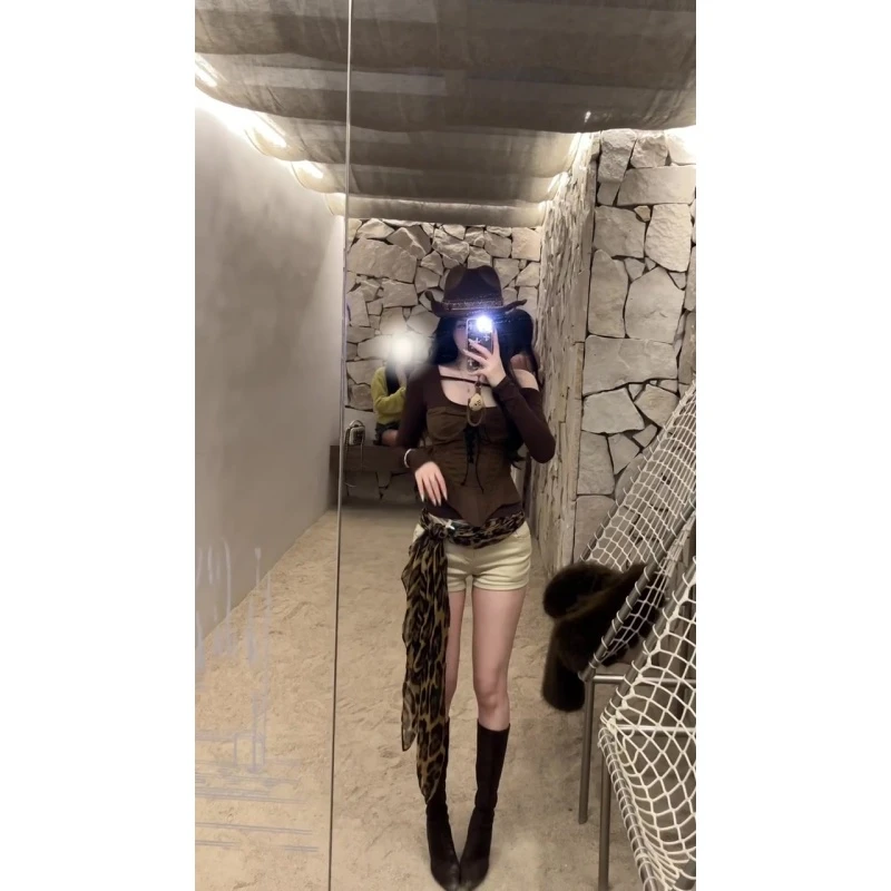 辣妹复古咖色鱼骨抹胸叠穿胸垫长袖性感修身上衣高腰包臀短裤套装