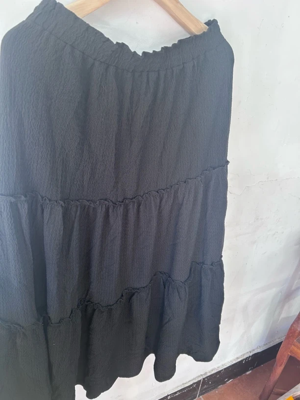 黑色半截泡泡纱裙