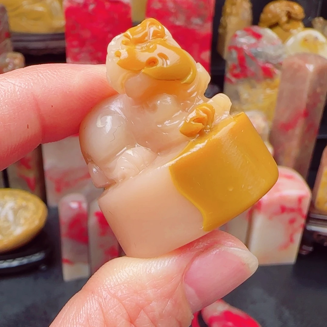 昌化石田黄石纽章