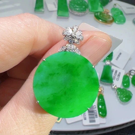 颈饰18K金镶嵌翡翠