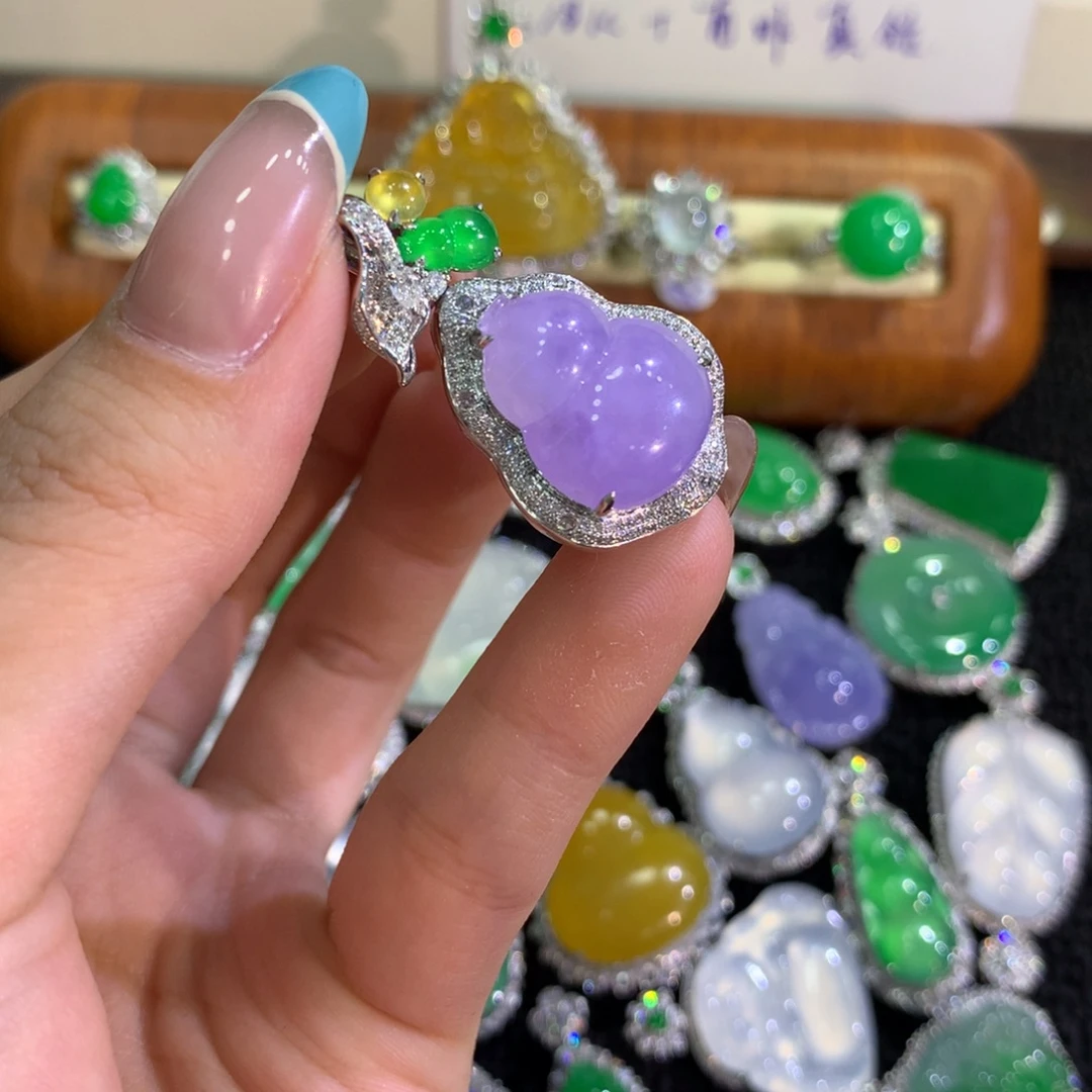 颈饰18K金镶嵌翡翠