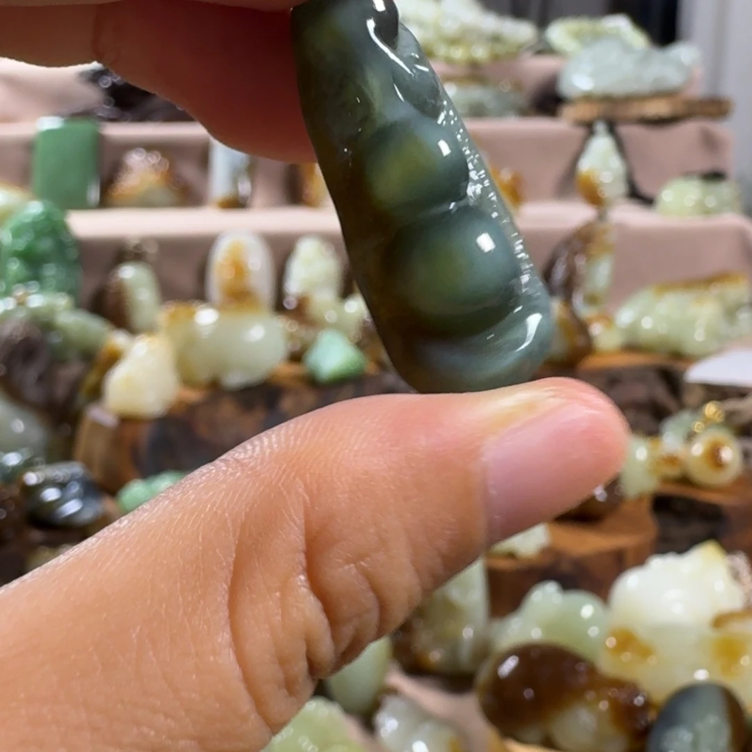 颈饰未镶嵌和田玉（糖玉）