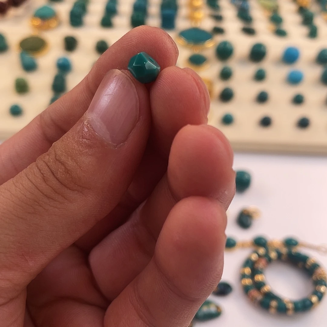 绿松石未镶嵌颈饰