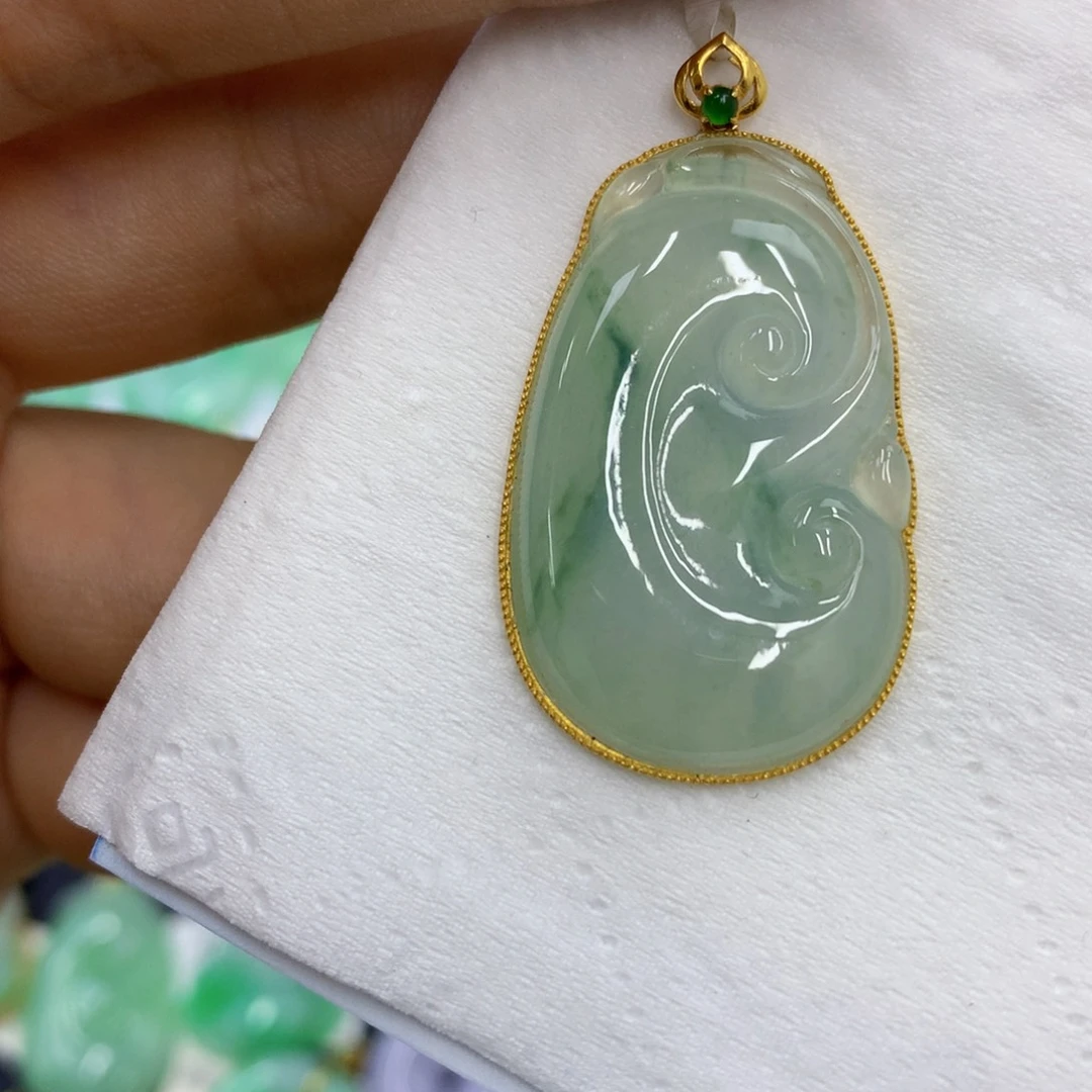 翡翠18K金镶嵌颈饰