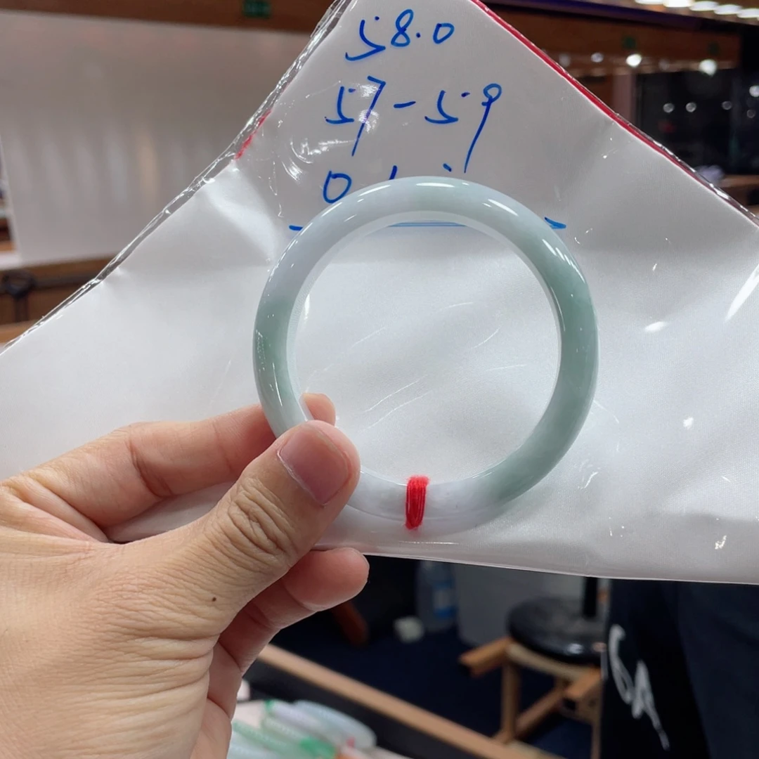 翡翠手镯未镶嵌静*有包容