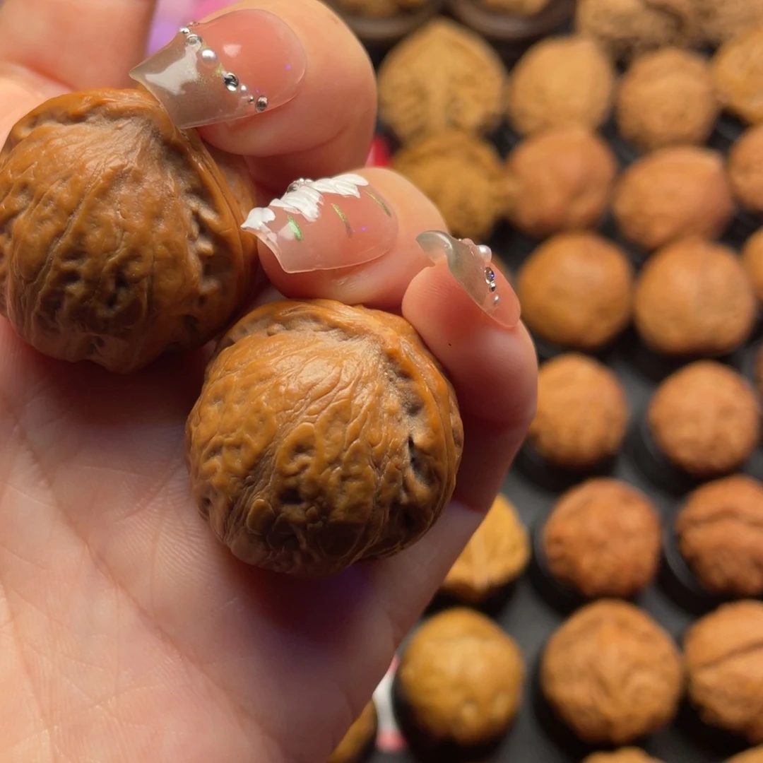 文玩核桃把件吴**。核桃