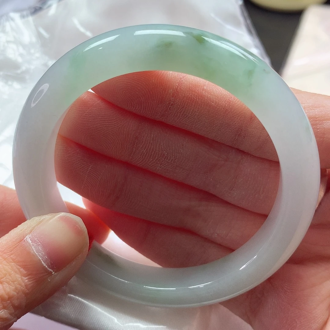 翡翠手镯未镶嵌55圈