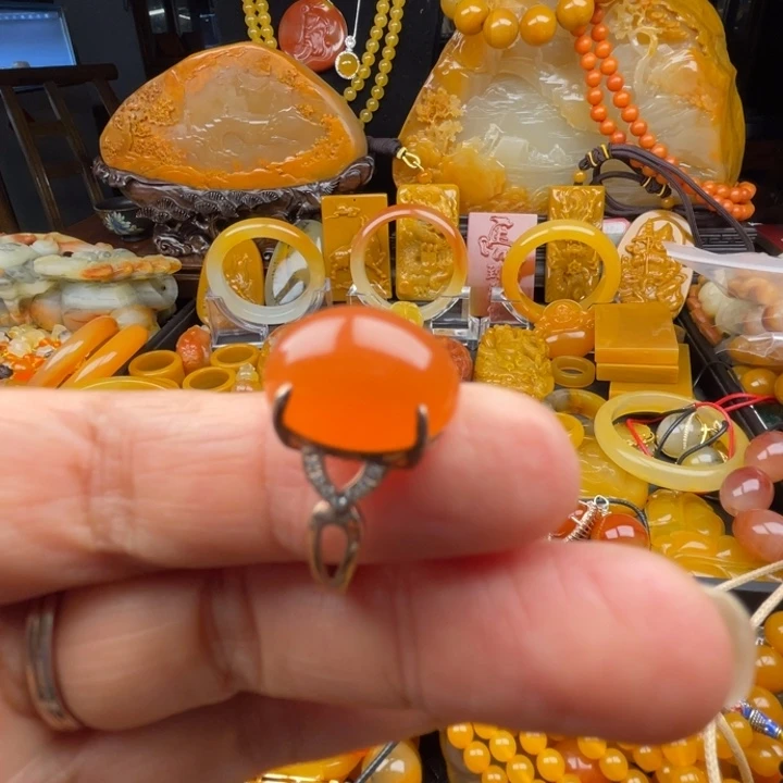 未镶嵌石英质玉（黄龙玉）颈饰
