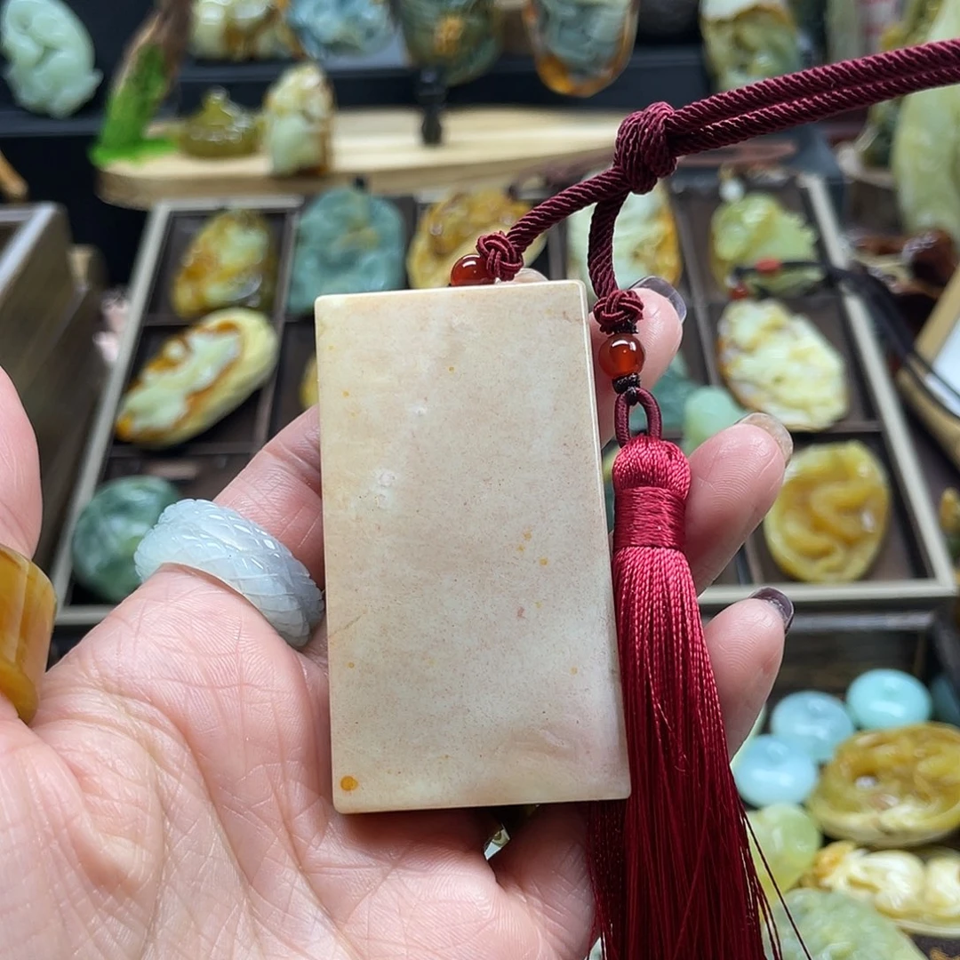 蛇纹石玉颈饰未镶嵌盛**年花玉