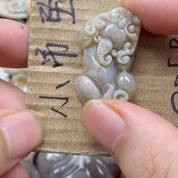 颈饰未镶嵌硅化珊瑚（珊瑚玉）菲*儿