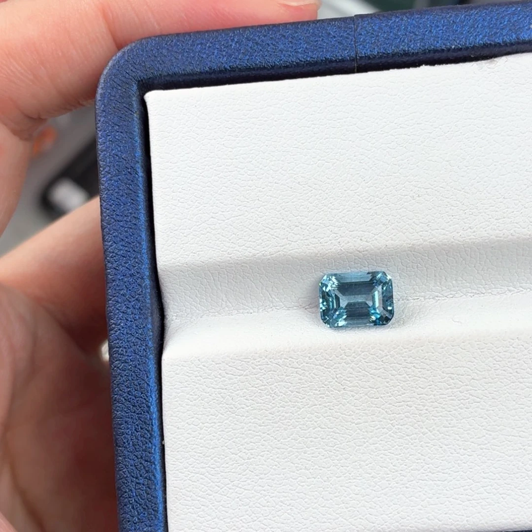 菲***菲合成（培育）尖晶石裸石1.95ct