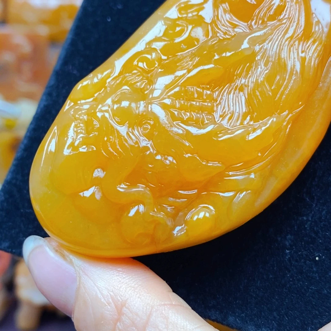未镶嵌石英质玉（黄龙玉）颈饰