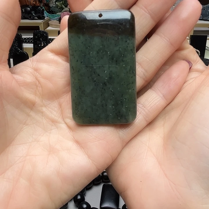 和田玉（墨玉）未镶嵌颈饰点墨青花面包拍