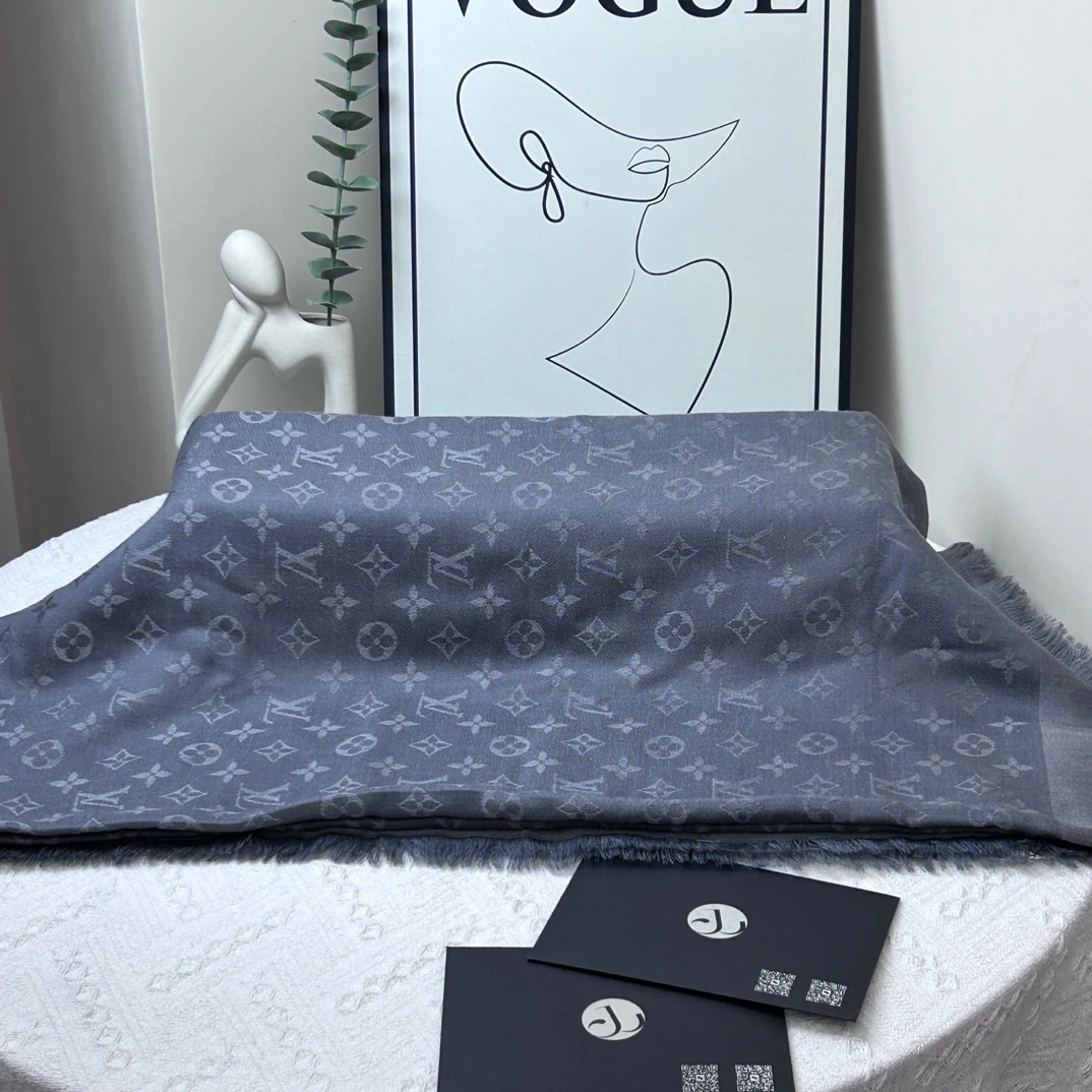 95新 LouisVuitton/路易威登 经典老花围巾/JW7144