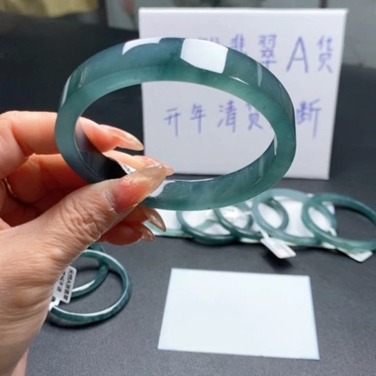 翡翠手镯未镶嵌即****。65尺寸不退换