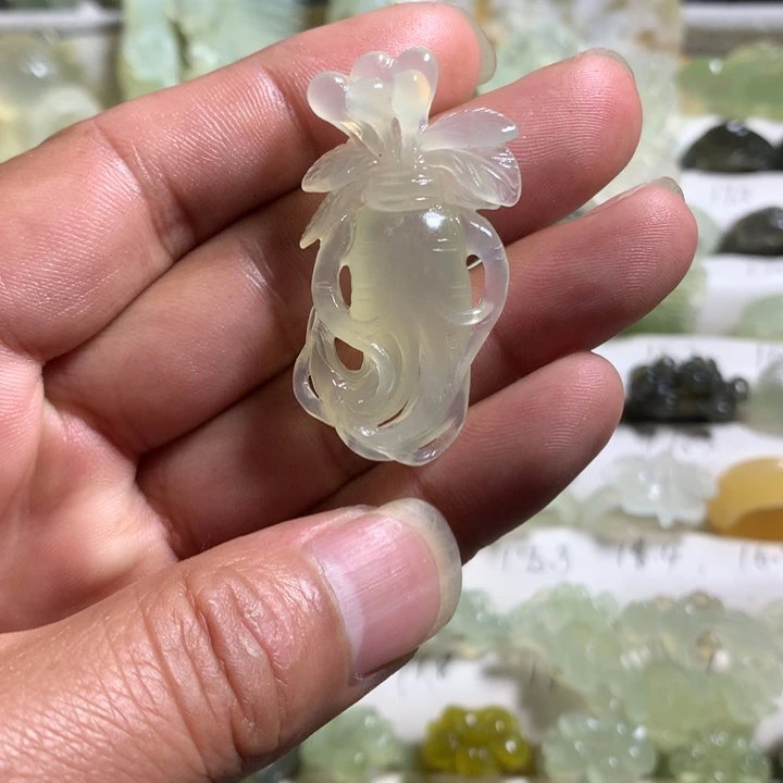 蛇纹石玉未镶嵌颈饰身缠万贯