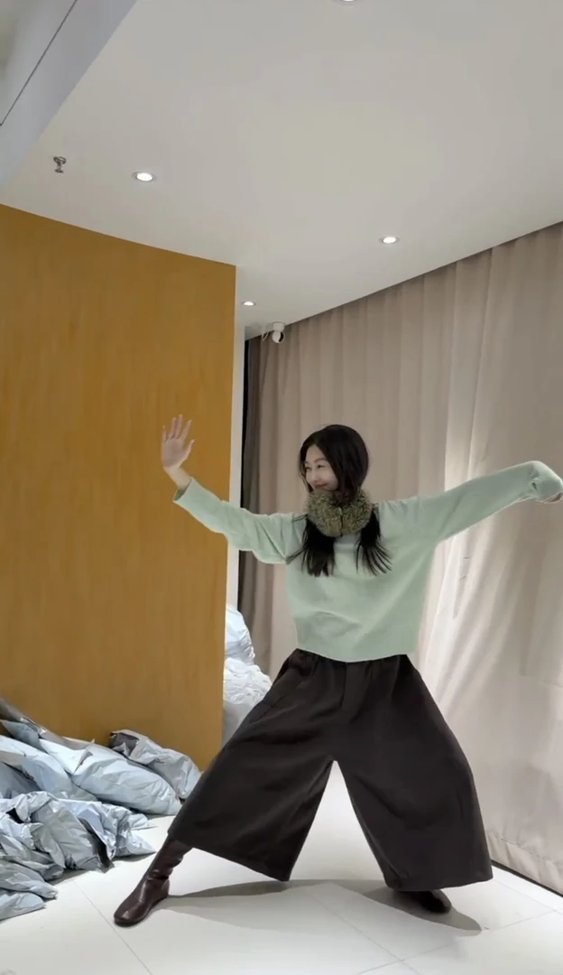 2025秋冬新款韩系慵懒风软糯针织衫女气质圆领修身显瘦上衣阔腿裤