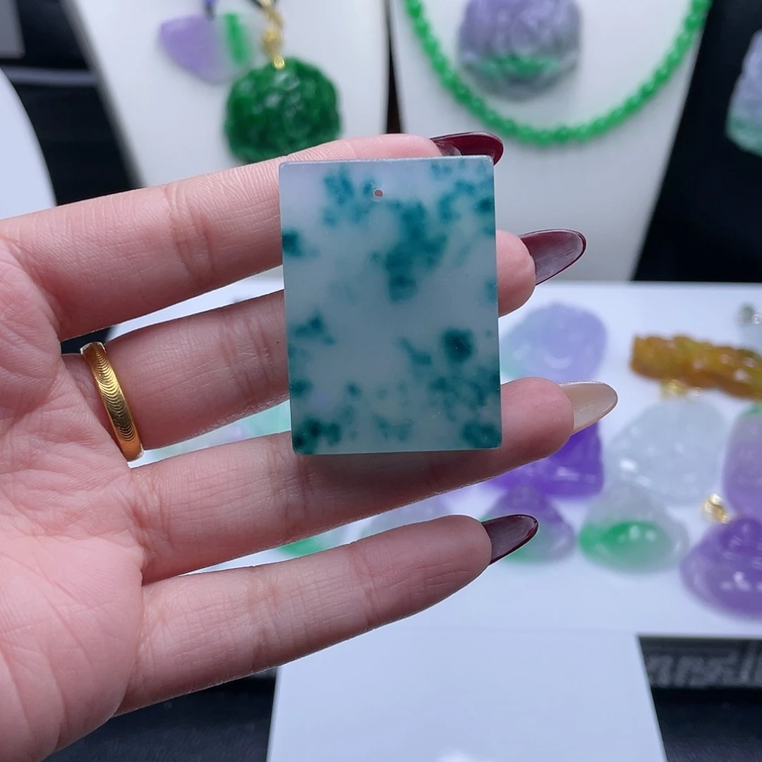 翡翠吊坠(赠链)未镶嵌