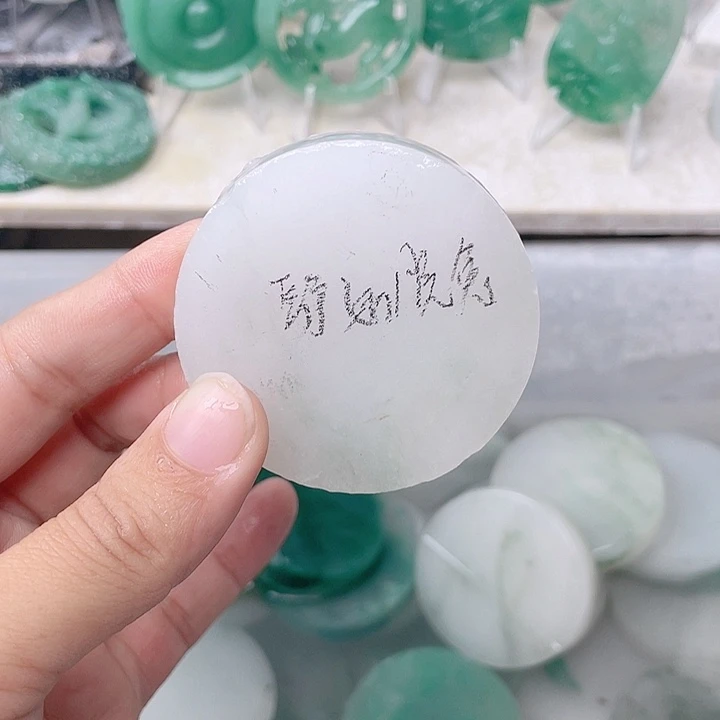 颈饰未镶嵌石英质玉静**兔
