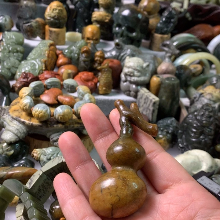 未镶嵌岫岩河磨玉（透闪石质玉）把件