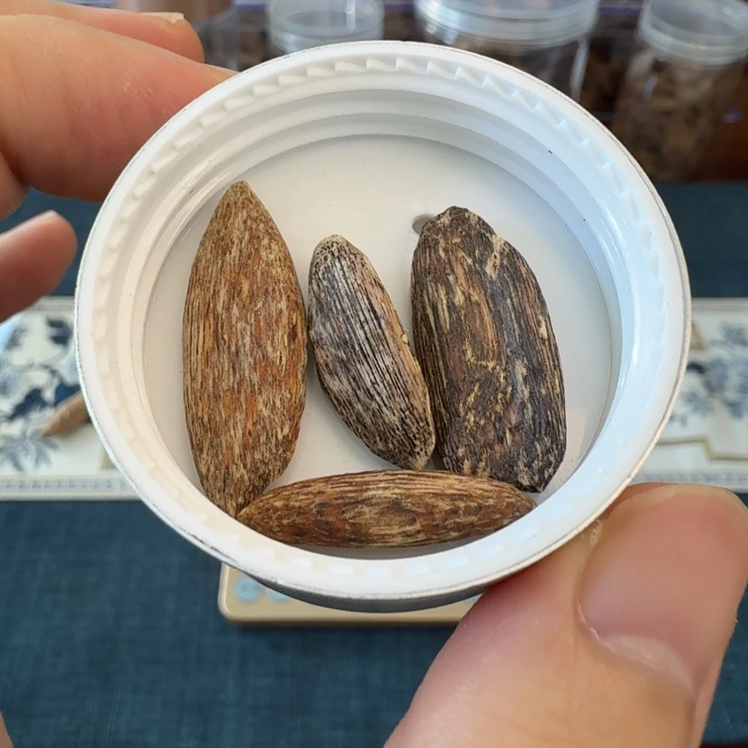 沉香海南黄油格瓜子