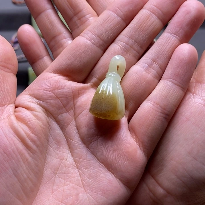 让***飞和田玉未镶嵌颈饰