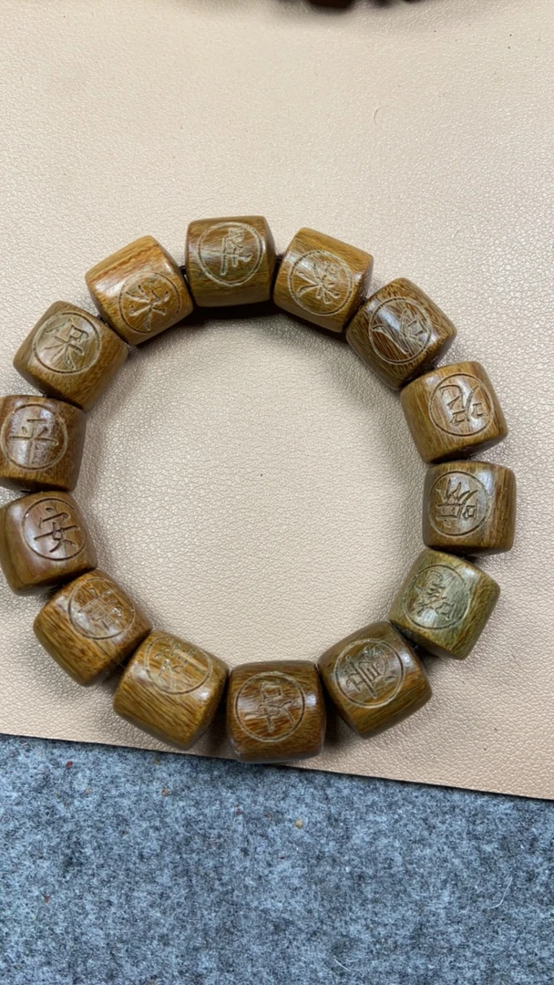 1.5绿檀佛珠雕刻