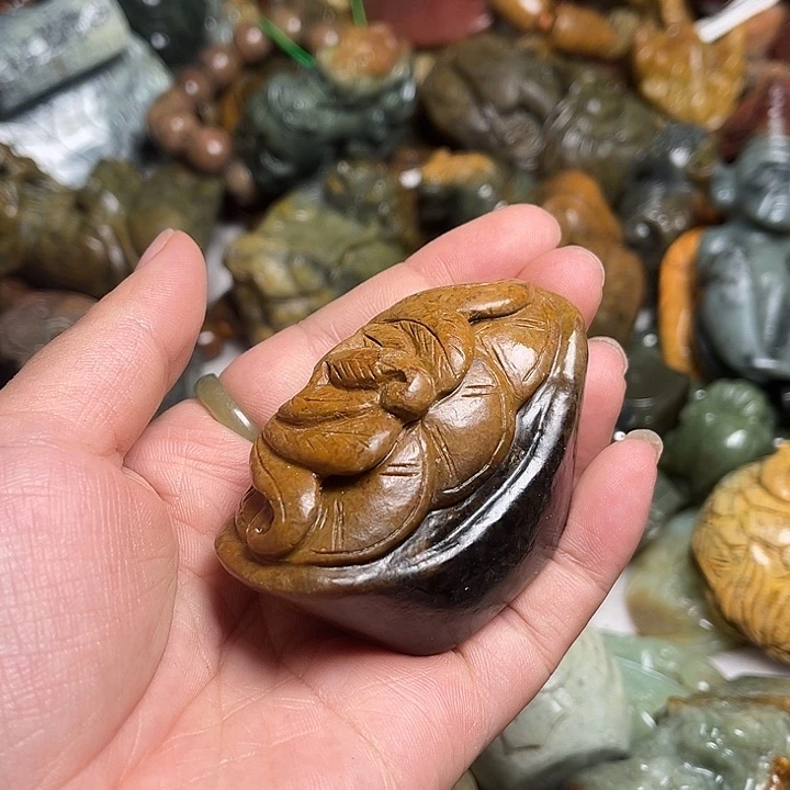 未镶嵌岫岩河磨玉（透闪石质玉）挂件