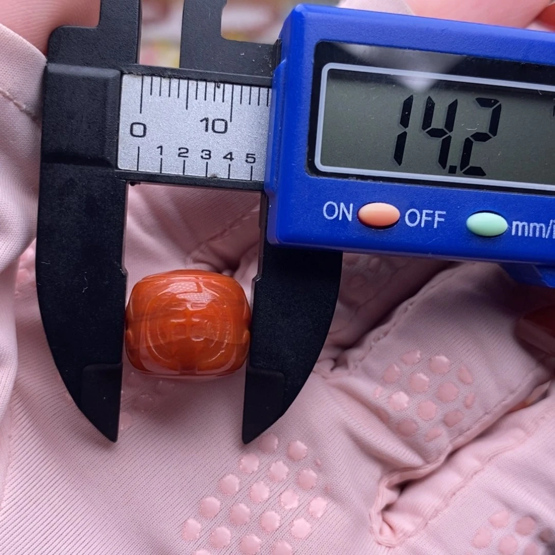 南红玛瑙配饰未镶嵌博古纹 微瑕