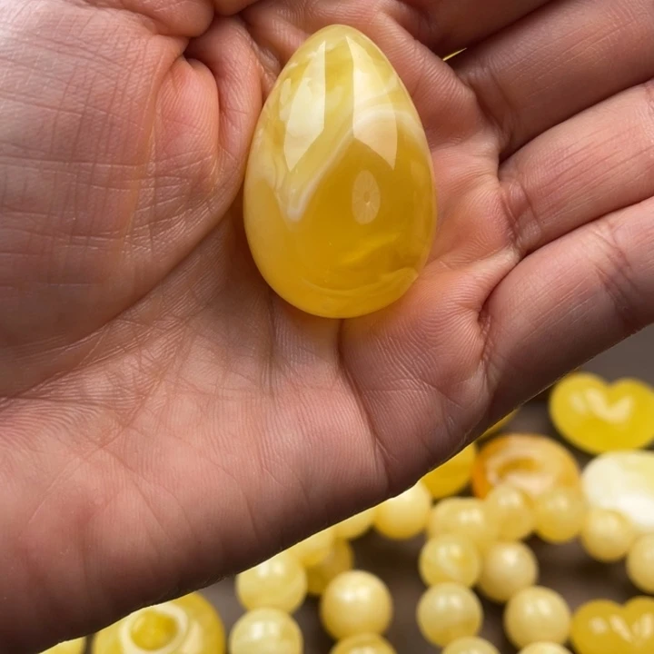 琥珀未镶嵌颈饰蜜蜡