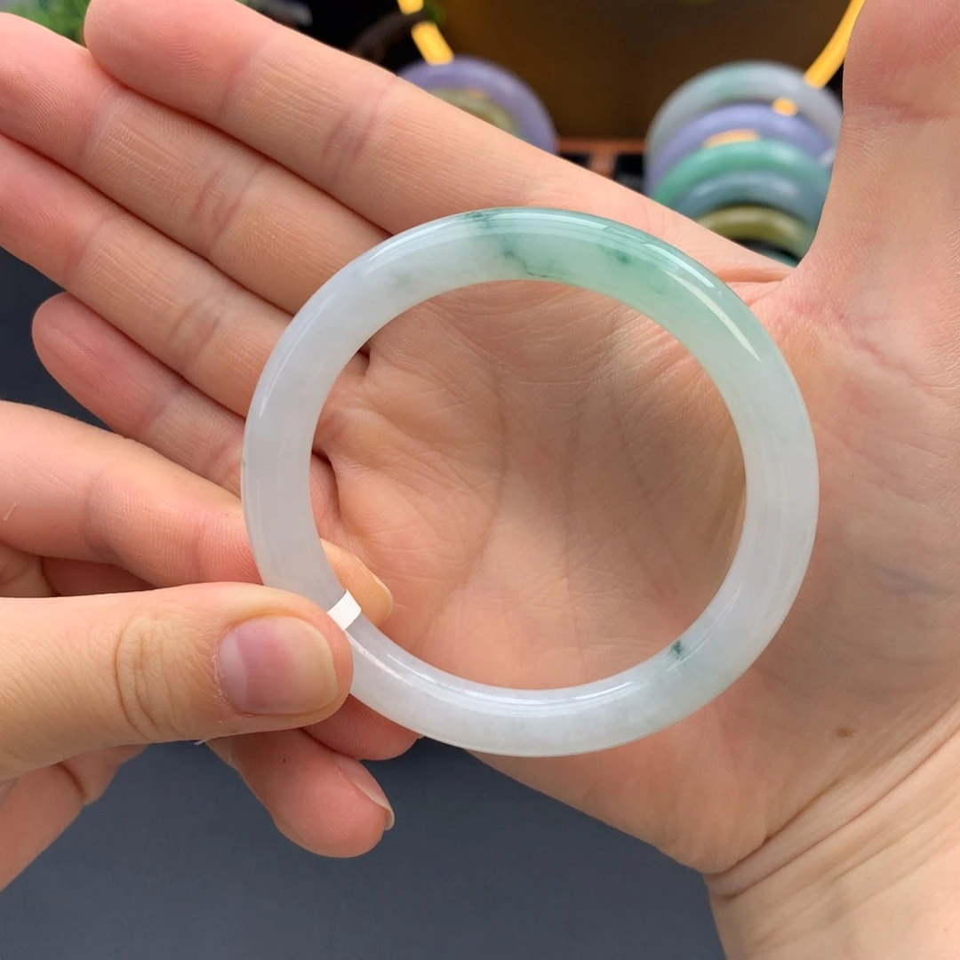 翡翠手镯未镶嵌53圆条飘绿（微瑕）