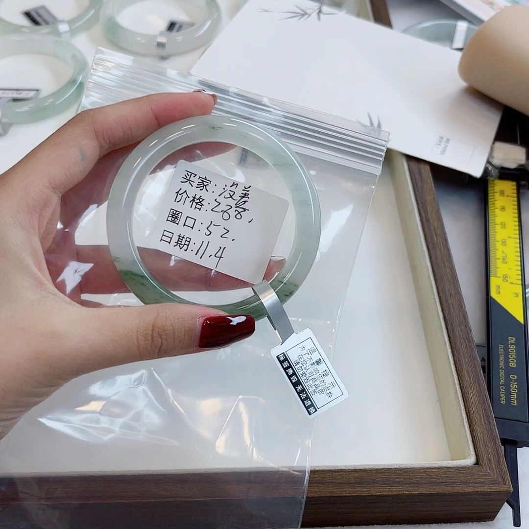 没***差石英质玉未镶嵌手镯