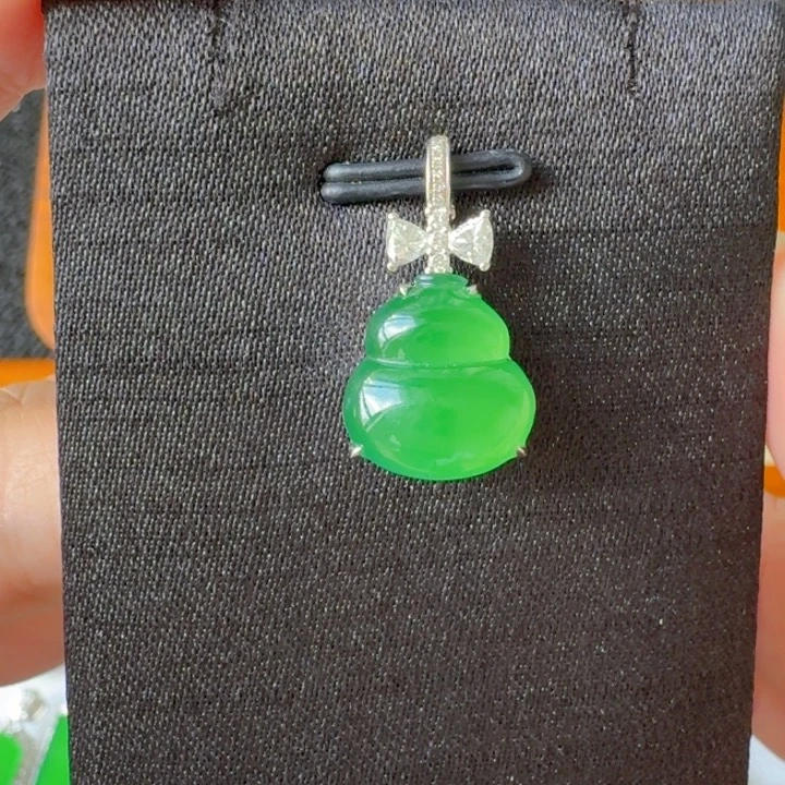 翡翠18K金镶嵌颈饰吊坠