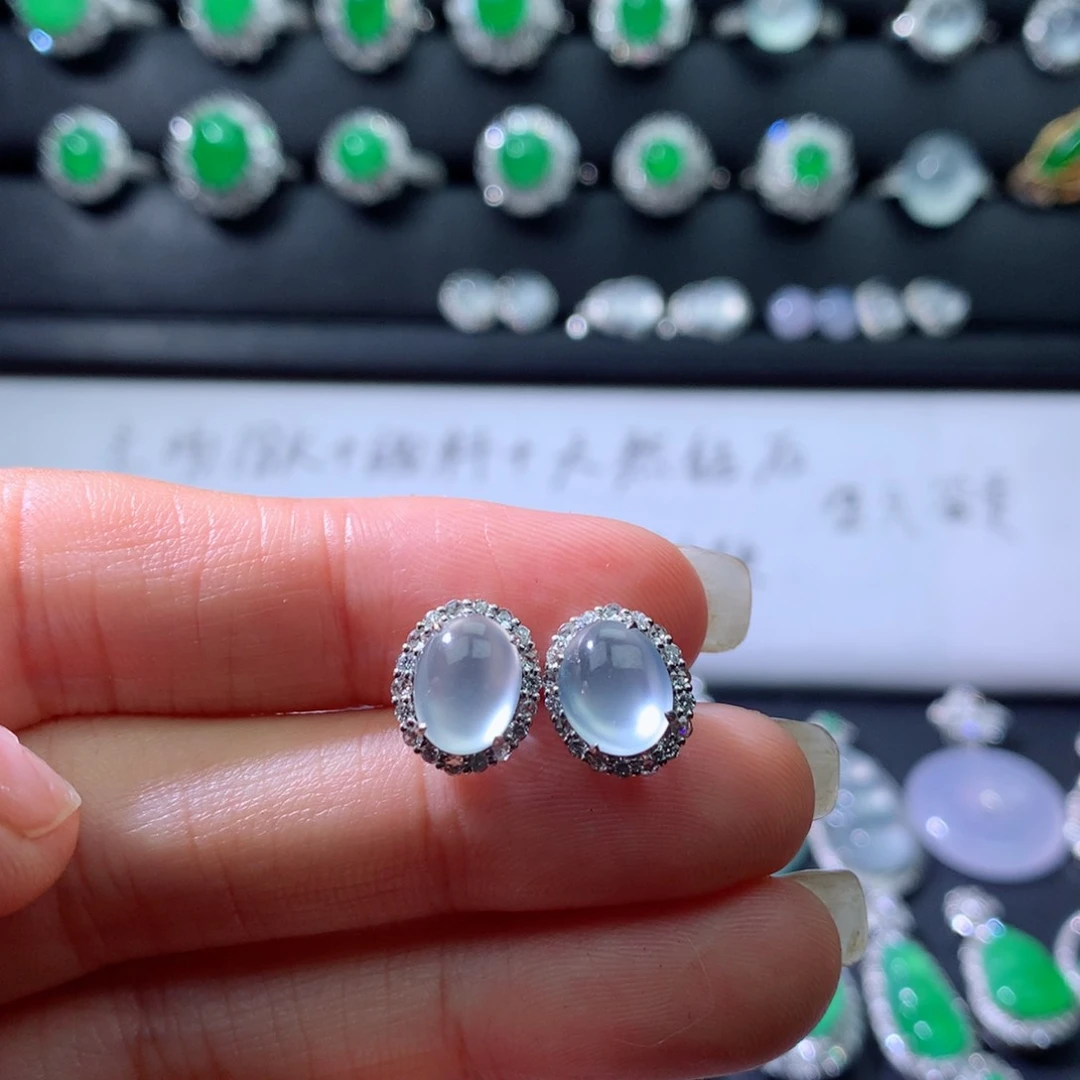 18K金镶嵌翡翠耳饰伴钻