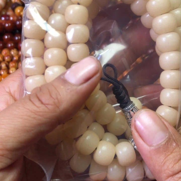 空***也手串搭配技巧白色衬衫白色