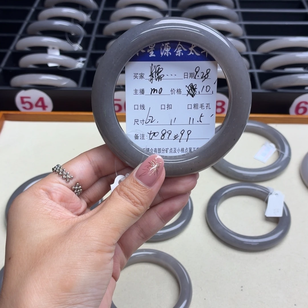 糯****石英质玉未镶嵌手镯
