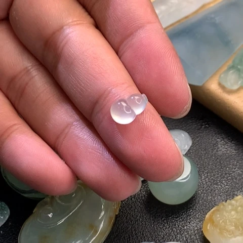 翡翠未镶嵌颈饰葫芦
