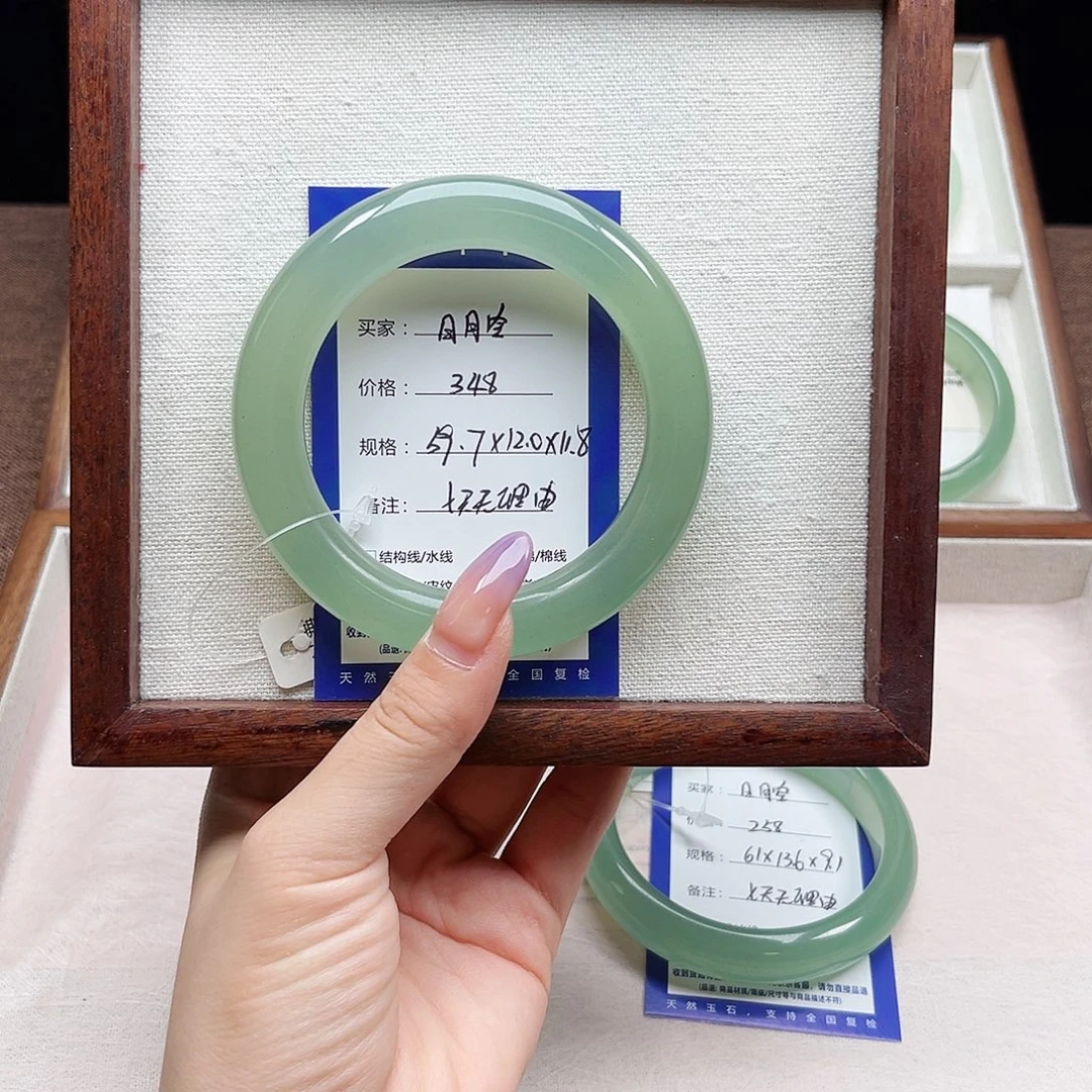 日***空石英质玉未镶嵌手镯