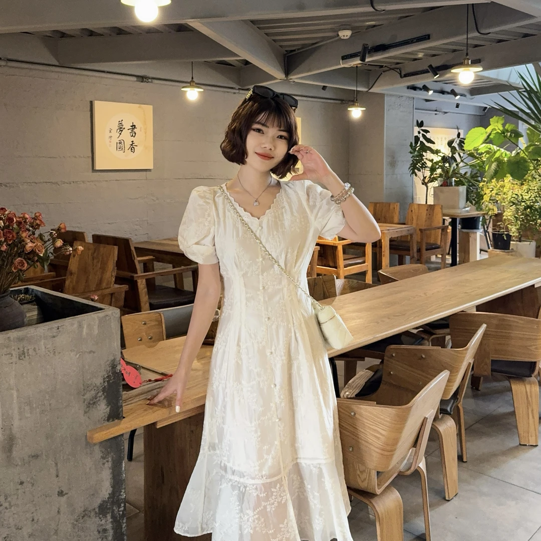 玳妮【法式蕾丝长裙】夏季 V领重工蕾丝花边连衣裙排扣系带刺绣长裙
