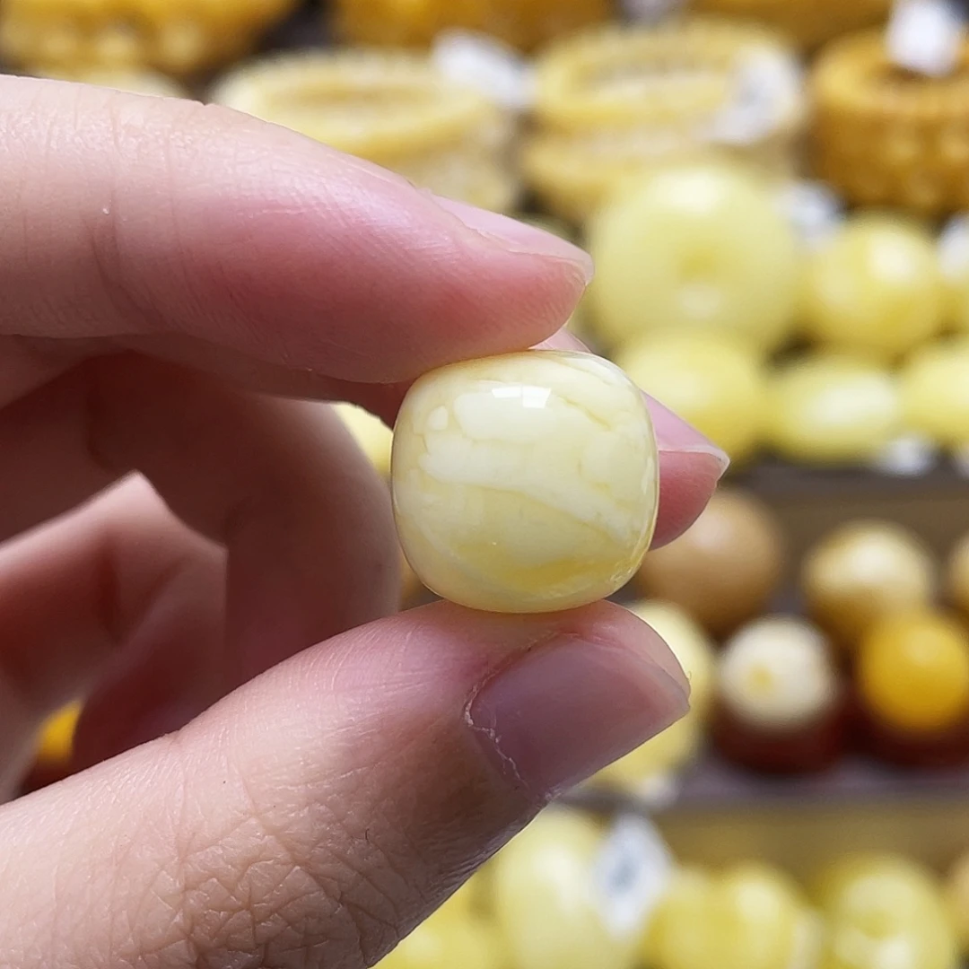 裸石琥珀未镶嵌13.8*13.2mm虎皮老型珠瑕疵