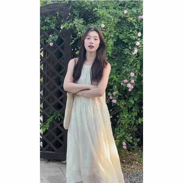 气质无袖刺绣收腰连衣裙2025夏季新款法式高级感轻奢气质中长裙子