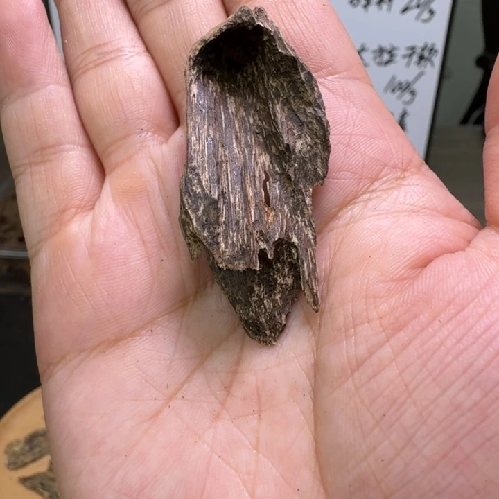 东马沉水小料2克。