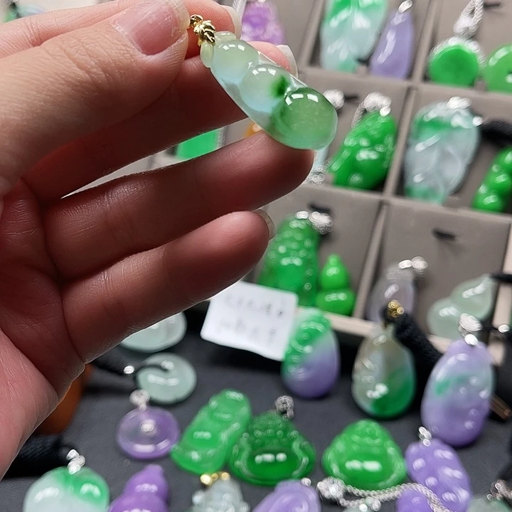 翡翠未镶嵌颈饰豆豆