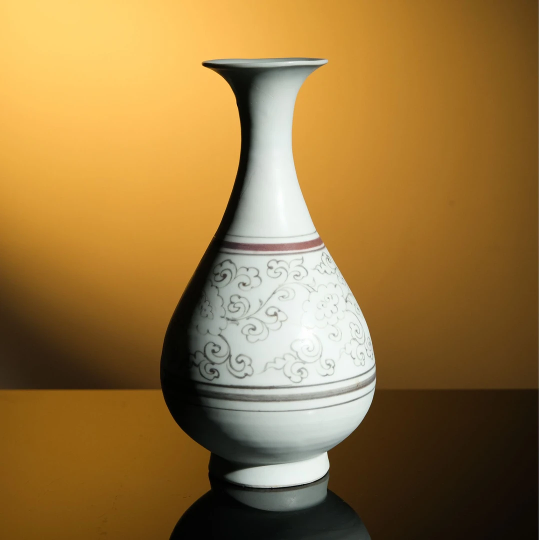 21. 釉里红缠枝云纹玉壶春瓶（蓝队）【古董拍卖】