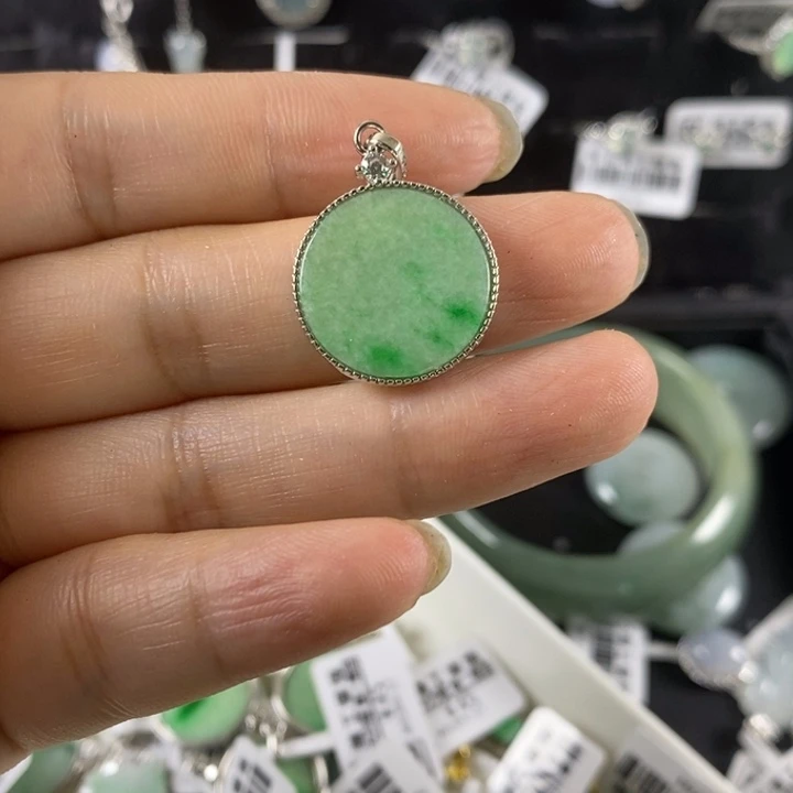冯***霆颈饰未镶嵌翡翠颈饰未镶嵌翡翠