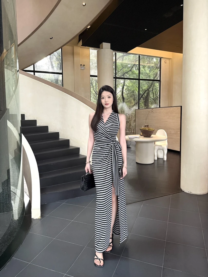 一片式V领腰部绑带款显瘦遮肚子气质百搭韩系连衣长裙