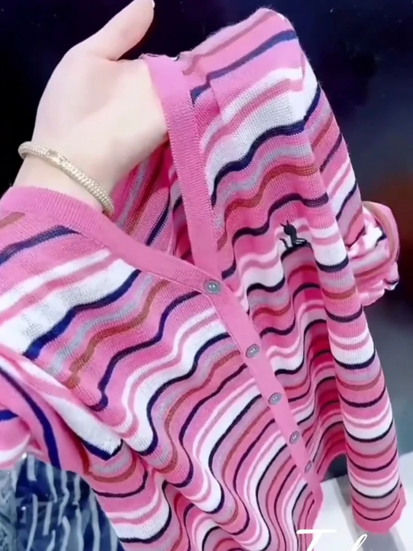 韩系穿搭早秋新款v领长袖条纹针织衫女软糯慵懒风单排扣开衫上衣